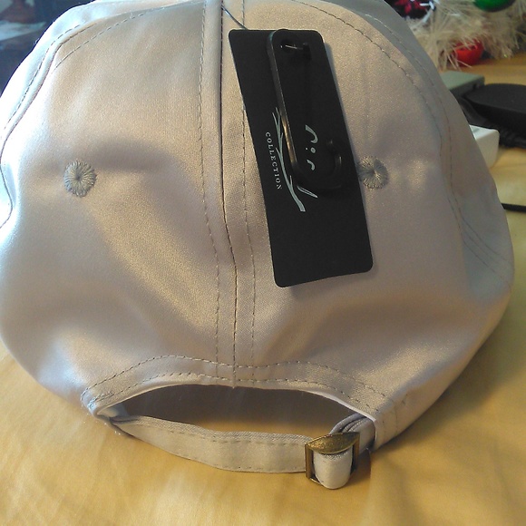 BNWT LADIES/ GIRLS GRAY SATINY HAT W/ GOLD HARDWARE ( FLAW, MISSING A BALL) - Picture 4 of 8